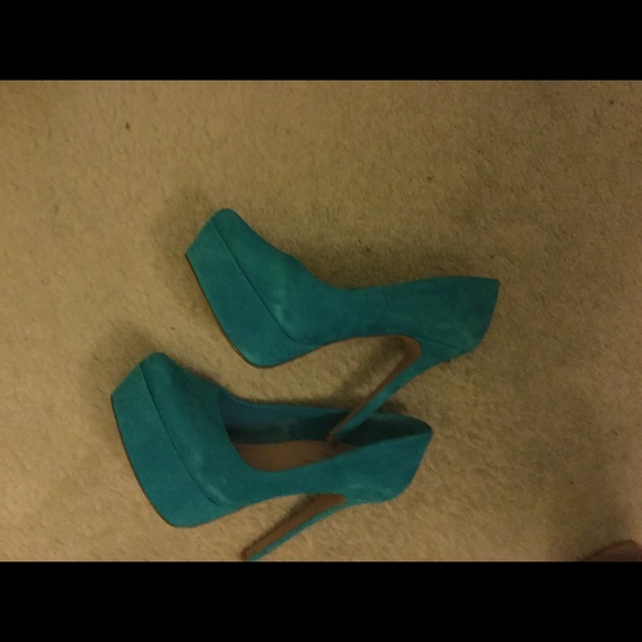 Jessica Simpson Suede Pumos - Picture 4 of 5